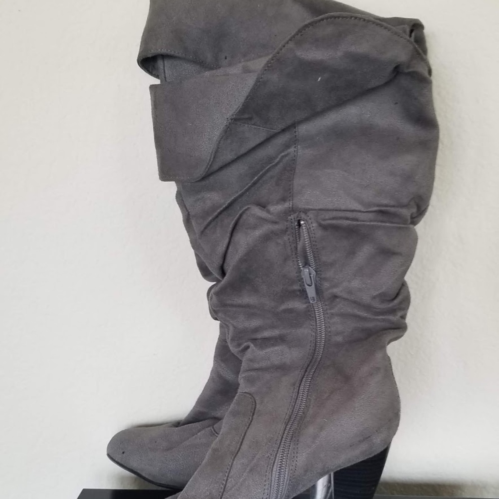 Gray boots with zippers   size 7